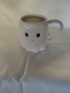 Crofton Ghost Halloween Stoneware Coffee Mug 10 fl oz White Microwave Safe.